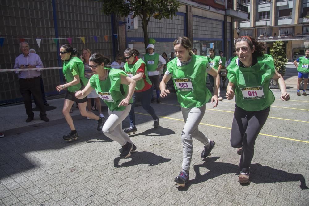 Carrera con madreñas en la calle Gascona