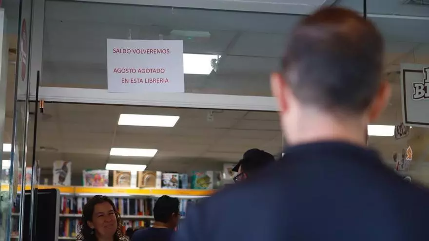 La locura por Volveremos se desata en la Vuelta al Cole: filas eternas, compras adelantadas y saldo agotado el primer día