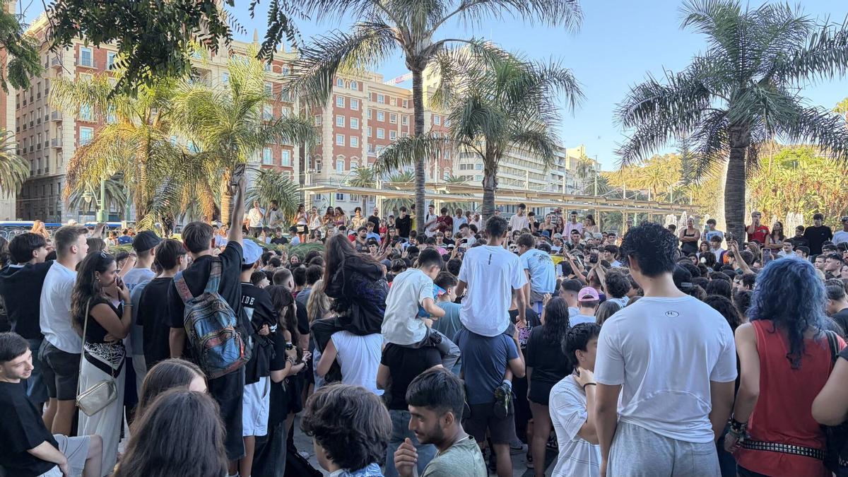 Batalla de 'farmear aura' en la Plaza de la Marina