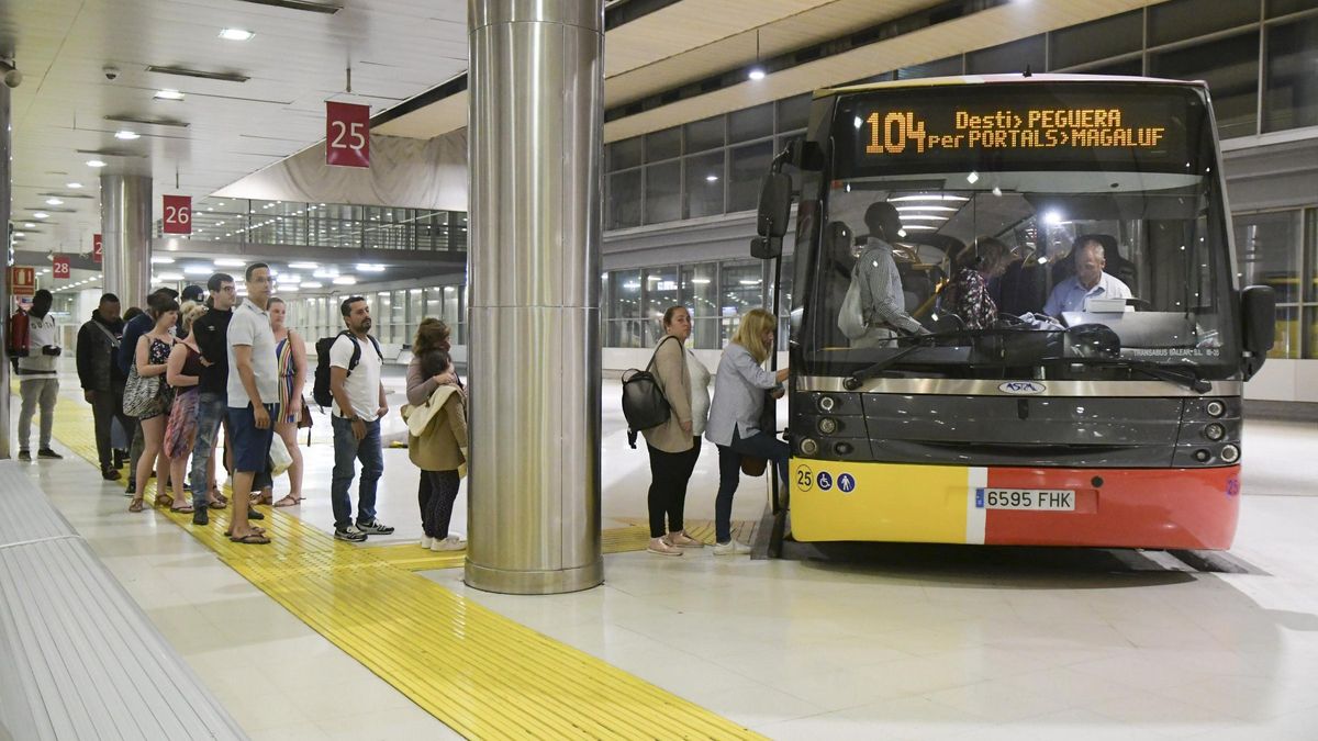 Imagen de archivo de un autobús en la estación intermodal.