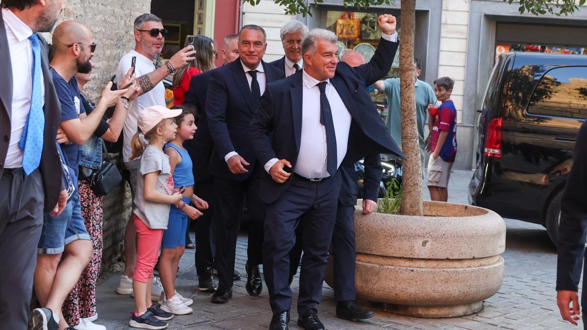 Joan Laporta levanta el puño de forma triunfal a su llegada al Real Alcázar para comer con Louzán