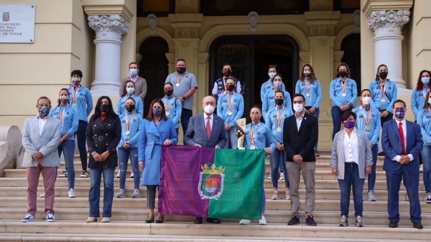 Las &#039;panteras&#039;, con el alcalde y Noelia Losada en el Ayuntamiento.