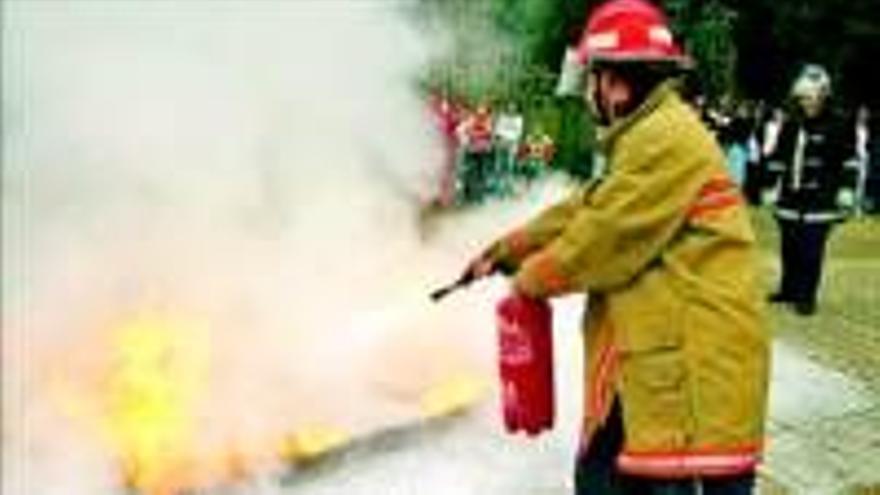 Vecinos de Alvarado aprenden a sofocar un fuego con extintores
