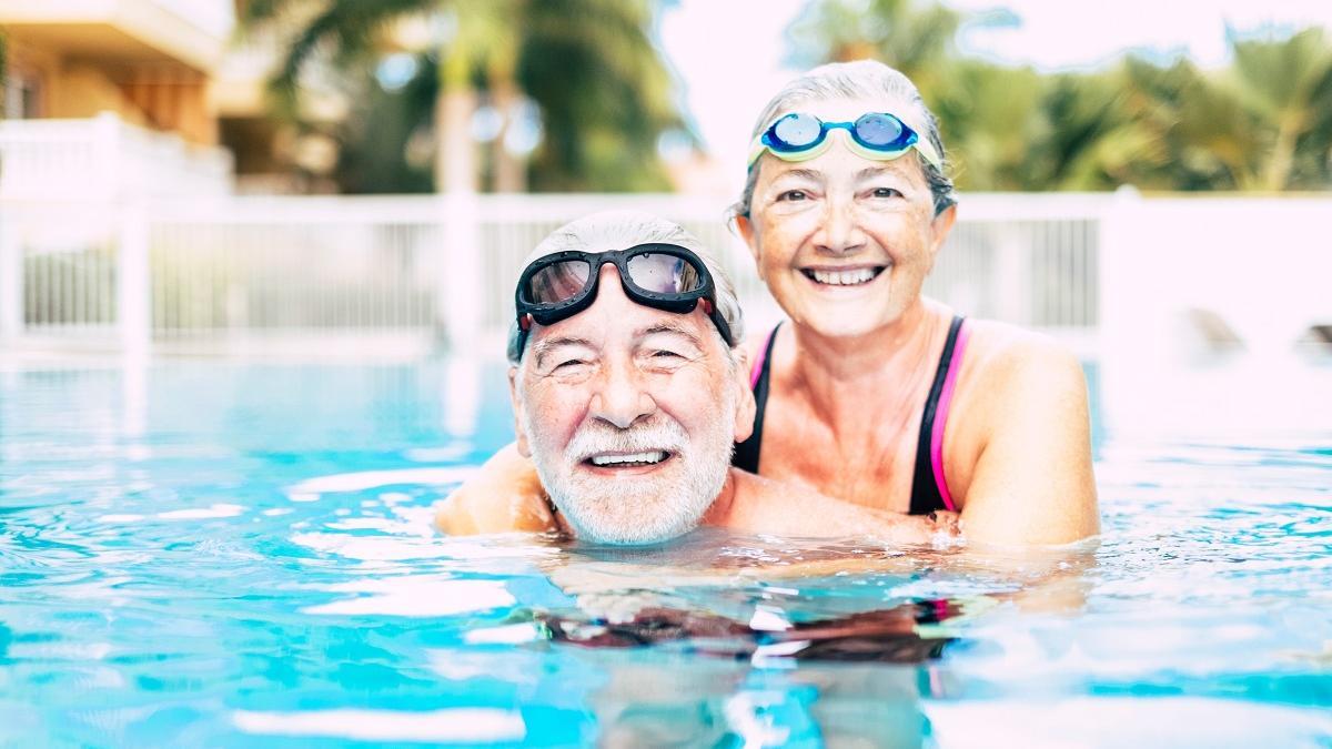 La natación es una de las actividades más completas y seguras para los mayores.