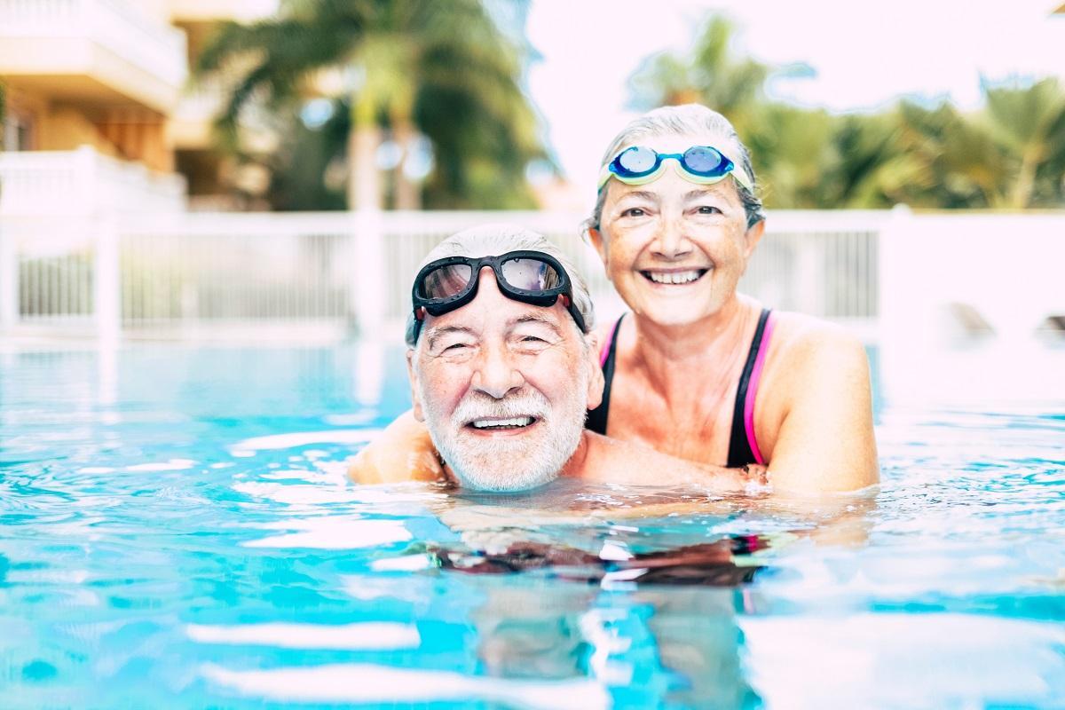 La natación es una de las actividades más completas y seguras para los mayores.