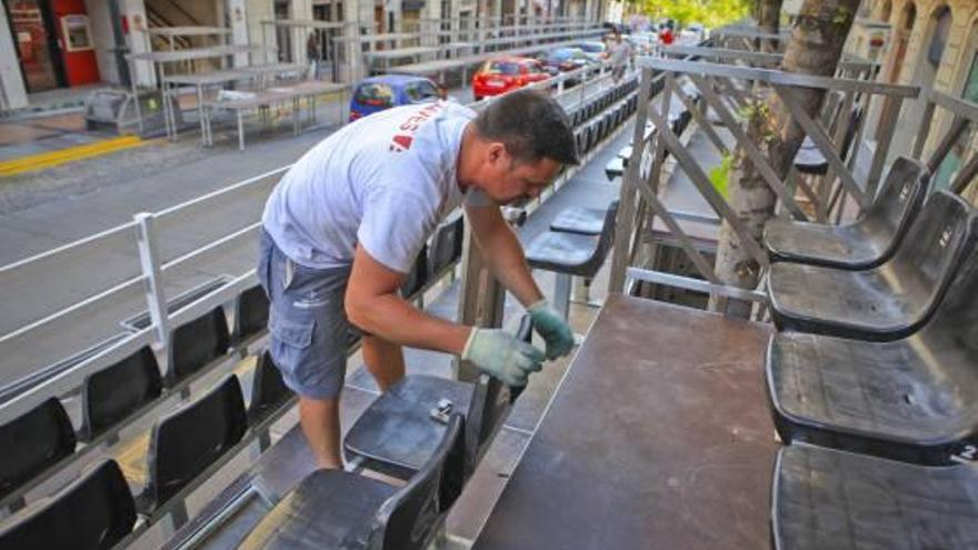 Las tribunas quedaron prácticamente completadas a lo largo del día de ayer en Alcoy