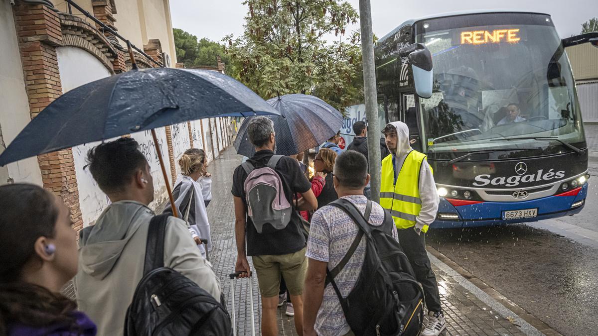 Pasajeros realizando el transbordo entre tren y bus en Mollet, donde se inicia el corte de la R3