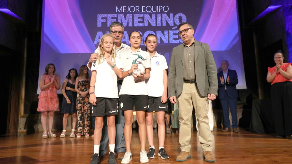 Nicolás Espada, director del Periódico de Aragón junto al Zaragoza CFF