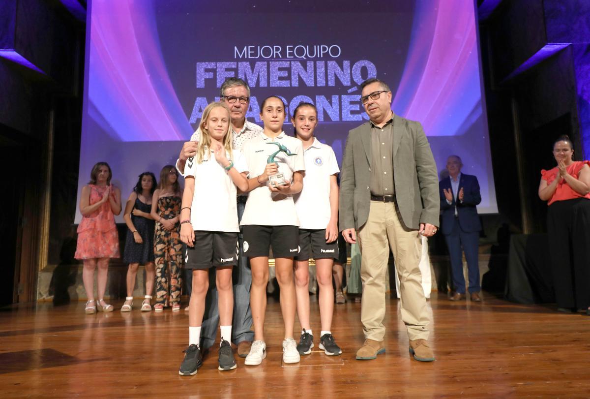 Nicolás Espada, director del Periódico de Aragón junto al Zaragoza CFF