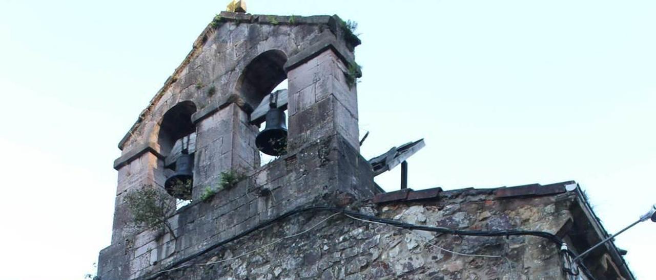 José Manuel González, vicepresidente de la Asociación de Vecinos de Peñaflor, y Rafael García, delante de la iglesia de San Juan.