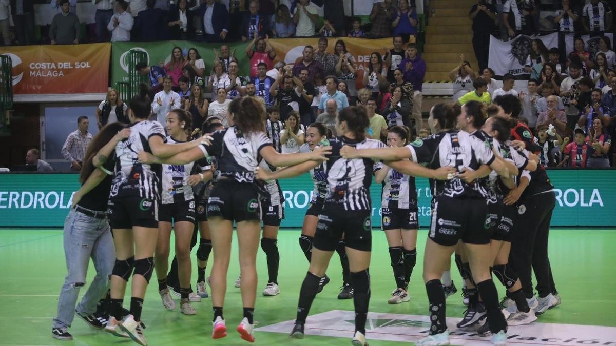 Las chicas del Balonmano Costa del Sol celebran su pase a la final.