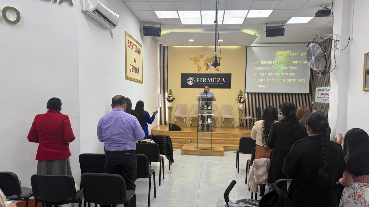 Un pastor durant una missa evangelista a Girona