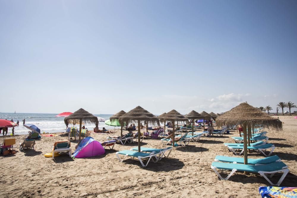 Veraneantes y visitantes en las playas de l'Horta.