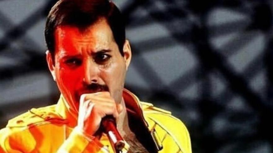 Lágrimas y flores en Londres por tres décadas sin Freddie Mercury