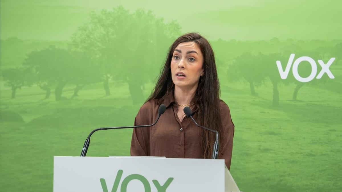 La portavoz del Grupo Parlamentario Vox, Inés Checa, en rueda de prensa este lunes en Mérida