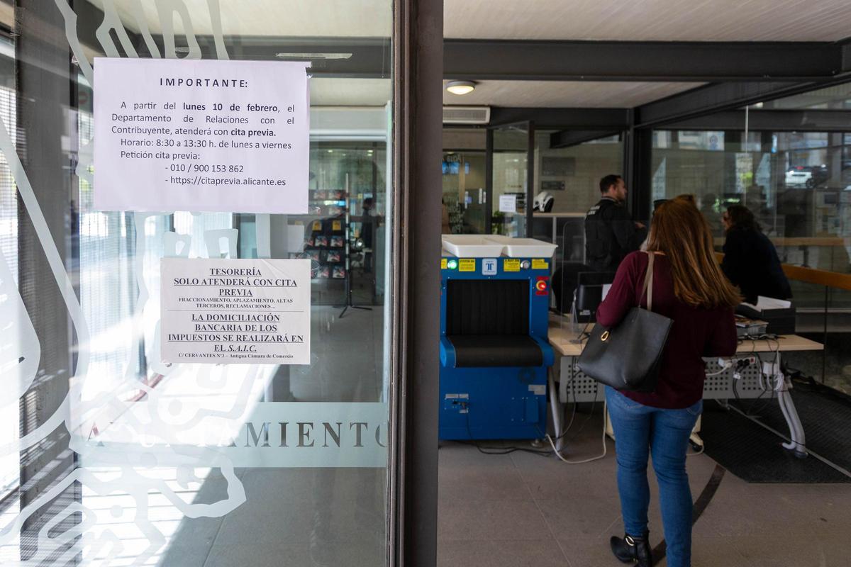 Una de las dependencias del Ayuntamiento, donde se avisa que sólo se atiende con cita previa.