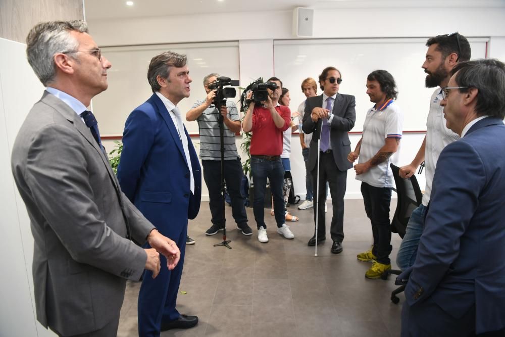 Los esquiadores Jon Santacana y Miguel Galindo y los 'riders'  Astrid Fina y Víctor González visitan en Betanzos la sede central de Gadisa, patrocinador del Comité Paralímpico Español.