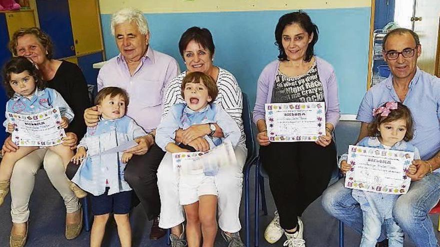 Varios abuelos con niños de la guardería. // Fdv