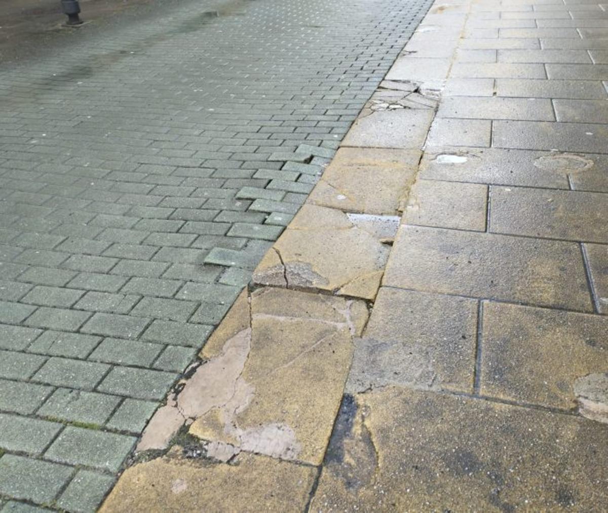 Piedras rotas y adoquines levantados.