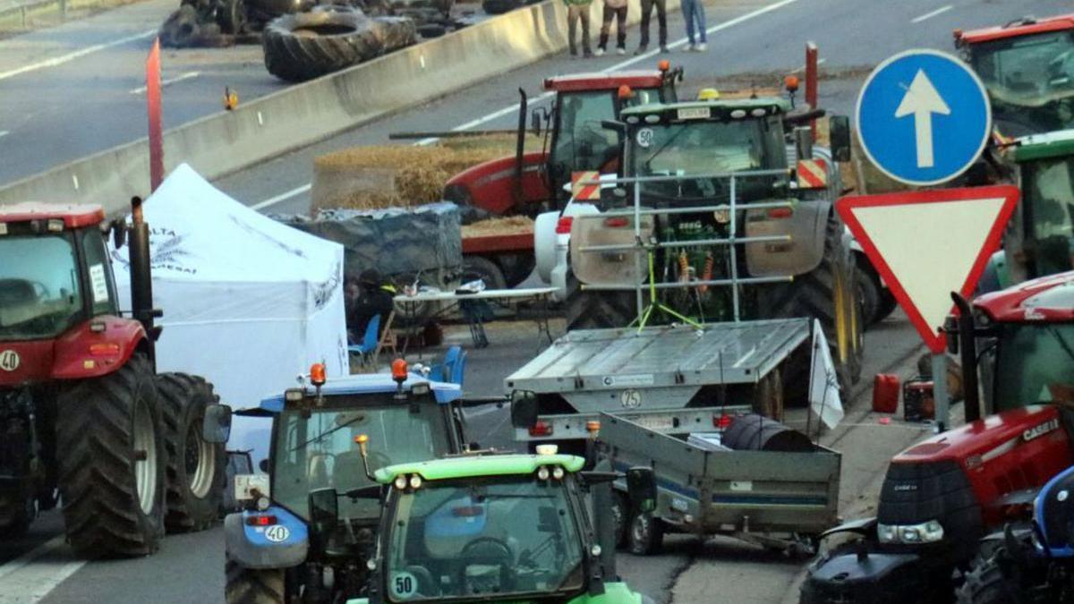 Concentració de tractors a la C-16, ahir. | NIA ESCOLÀ / ACN