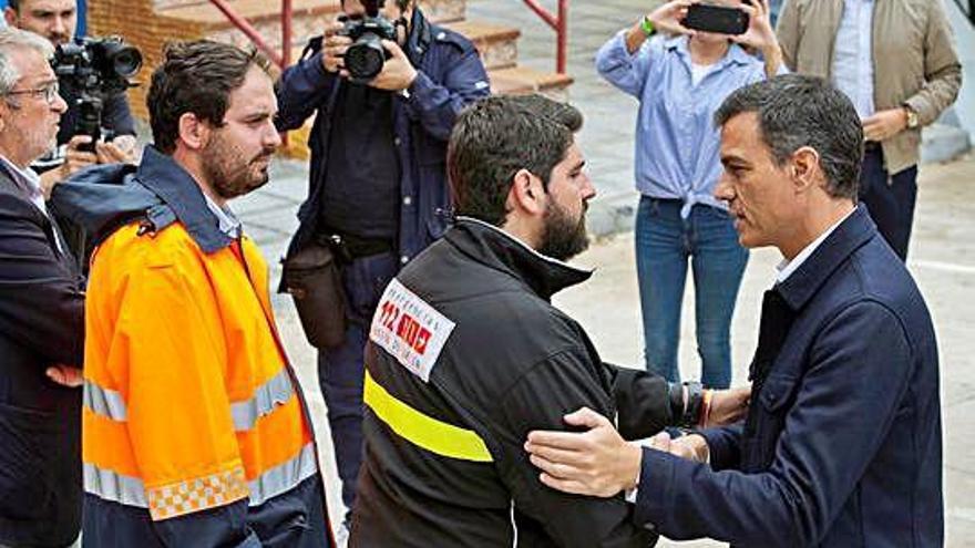 Pedro Sánchez saluda a responsables de seguridad en Los Alcázares.