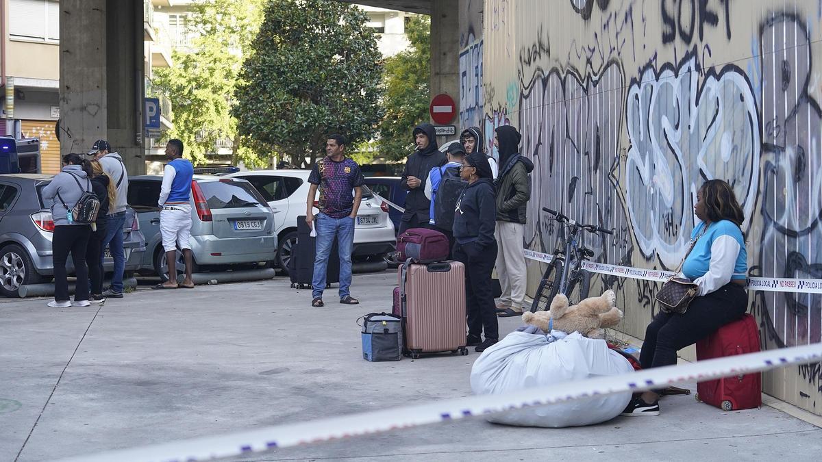 Algunes de les persones desallotjades al carrer Tomàs Mieres.