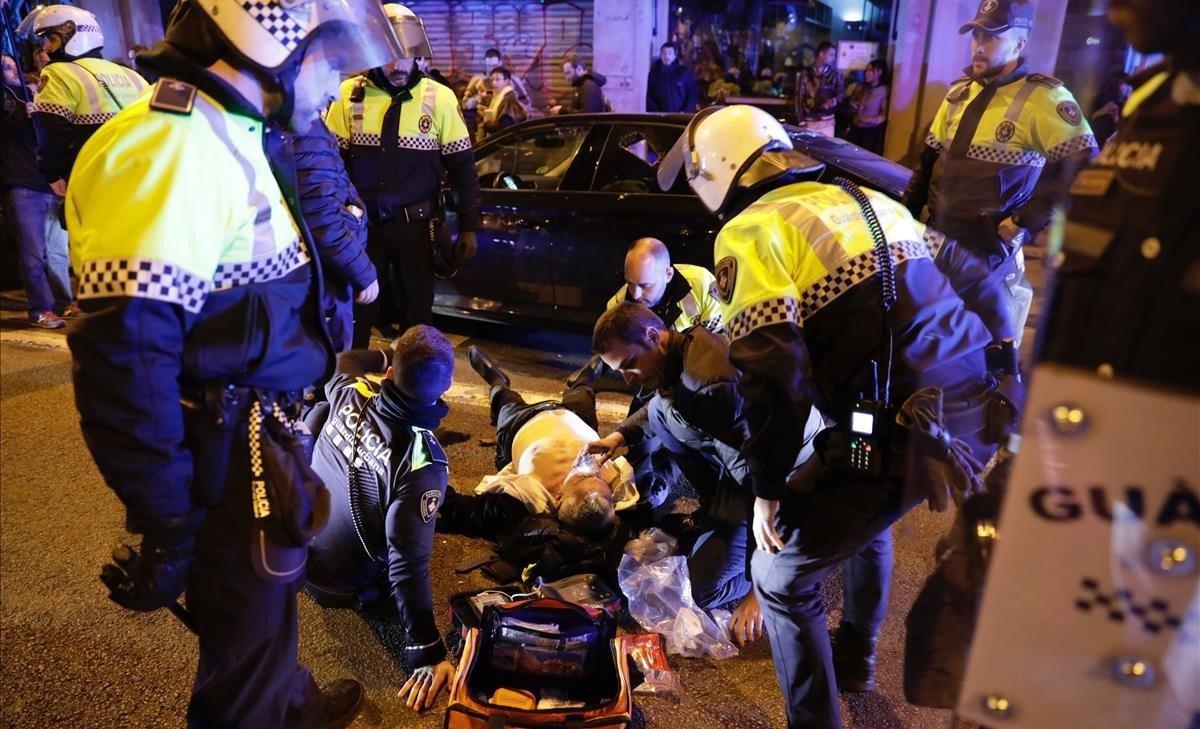 Un conductor de VTC es atendido de un ataque de ansiedad después de que un grupo de taxistas rompiera los cristales de su coche.