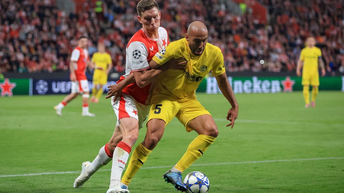 Tomas Chory (Slavia) disputa el balón con Jostein Gundersen (Bodo/Glimt)