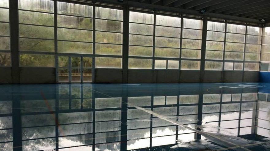 Imagen del pabellón deportivo del actual colegio Montaura lleno de goteras.