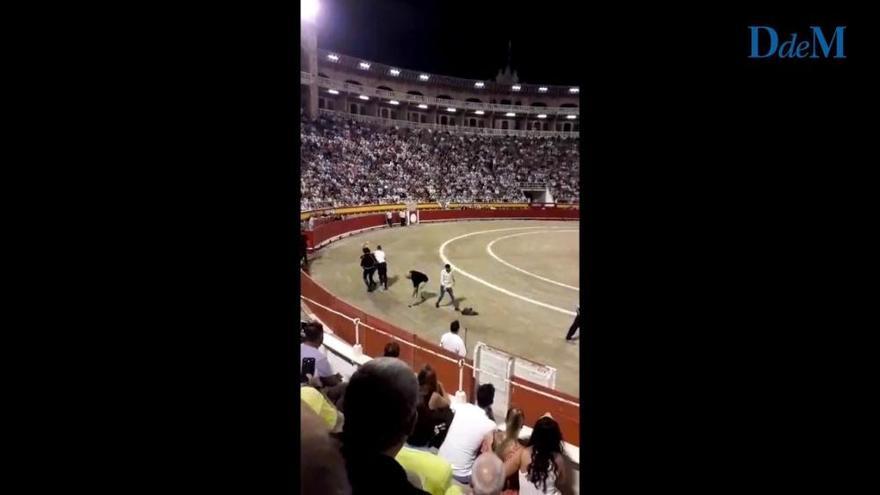 Un espontáneo salta al ruedo de la plaza de toros de Palma tras el primer toro