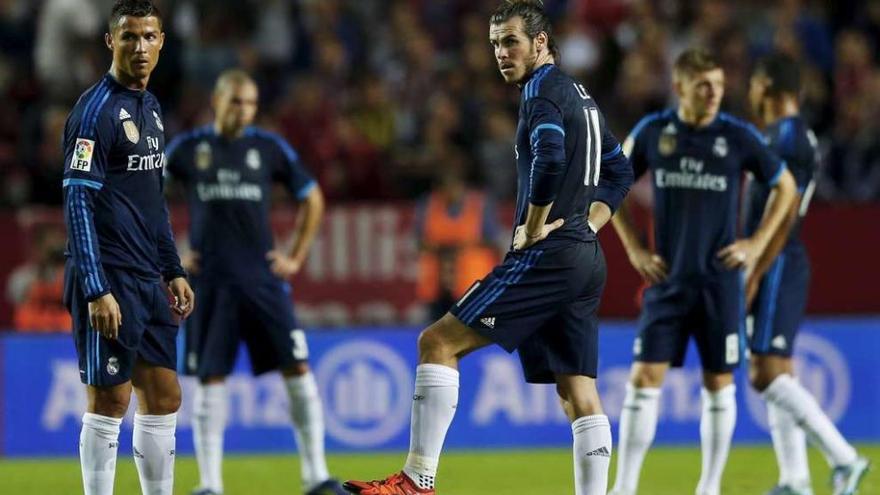 Cristiano Ronaldo y Gareth Bale se preparan para sacar de centro tras el tercer gol del Sevilla, anotado por Llorente. // Marcelo del Pozo