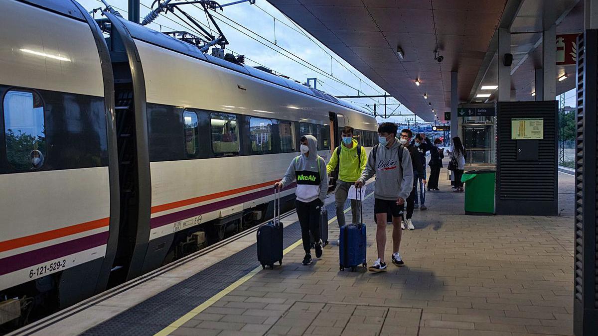 Un grupo de jóvenes se dispone a tomar el tren madrugador con destino a Madrid.