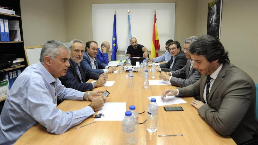 El pleno tuvo lugar en la sala de juntas de la sede de los bomberos.