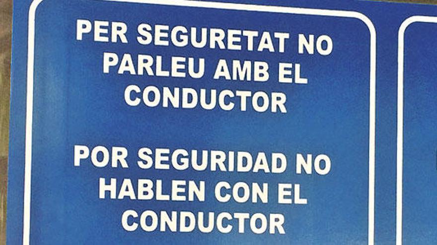 Así es la nueva versión de las pegatinas de aviso.