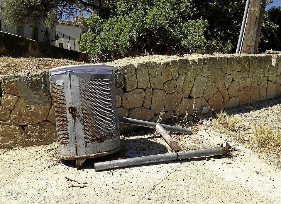 Basura en el castillo de Bellver