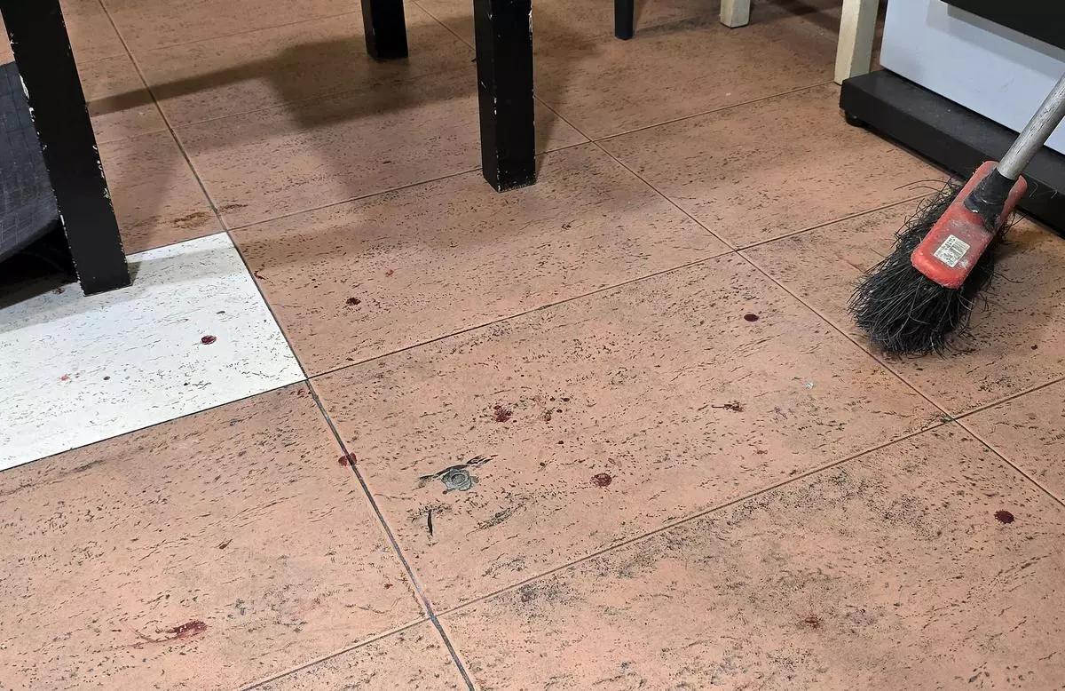 Restos de sangre en el bar donde sucedió la pelea, en octubre de 2025