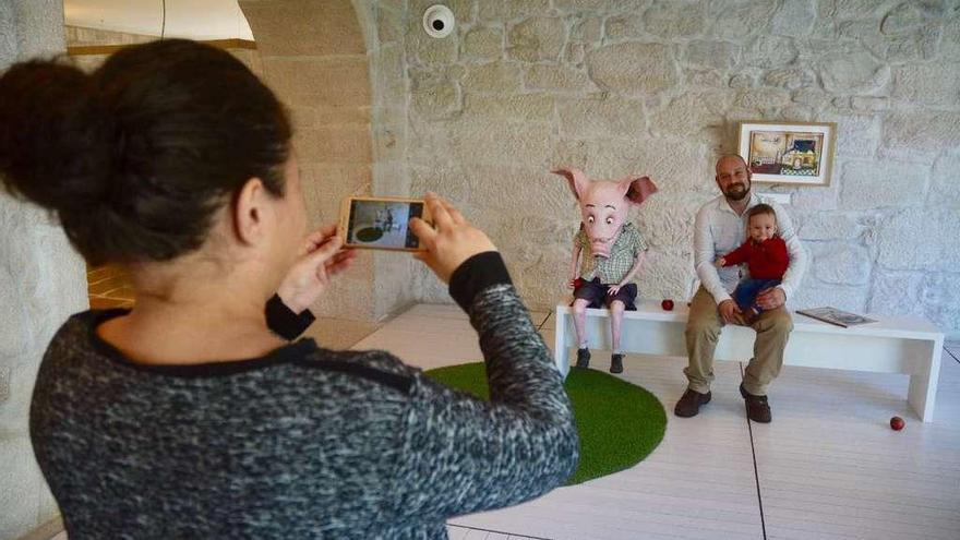 Unha familia na mostra de ilustradores portugueses que onte abriu as súas portas no Edificio Sarmiento do Museo. // Rafa Vázquez