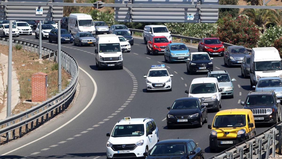 Decenas de vehículos se desplazan por la provincia de Málaga.