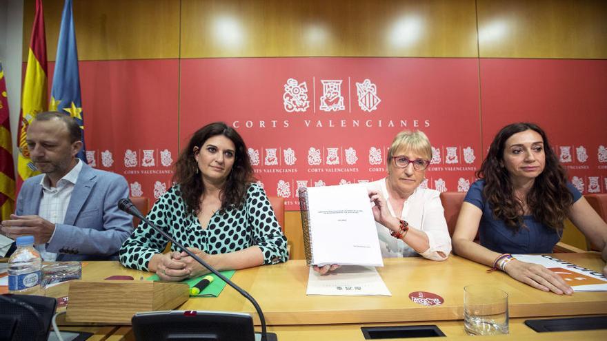 Los portavoces en la comisión de investigación presentan el dictamen de la comisión.