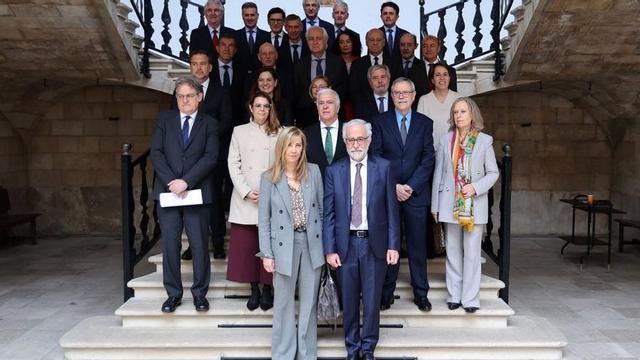 Delante, Isabel Perelló, presidenta del Tribunal Supremo y del Consejo General del Poder Judicial, y Carlos Gómez, presidente del Tribunal Superior de Justicia de Baleares, con el resto de presidentes, ayer, en Palma de Mallorca. Arriba, en el centro, quinto por la izquierda, el asturiano Jesús María Chamorro.  | EUROPA PRESS