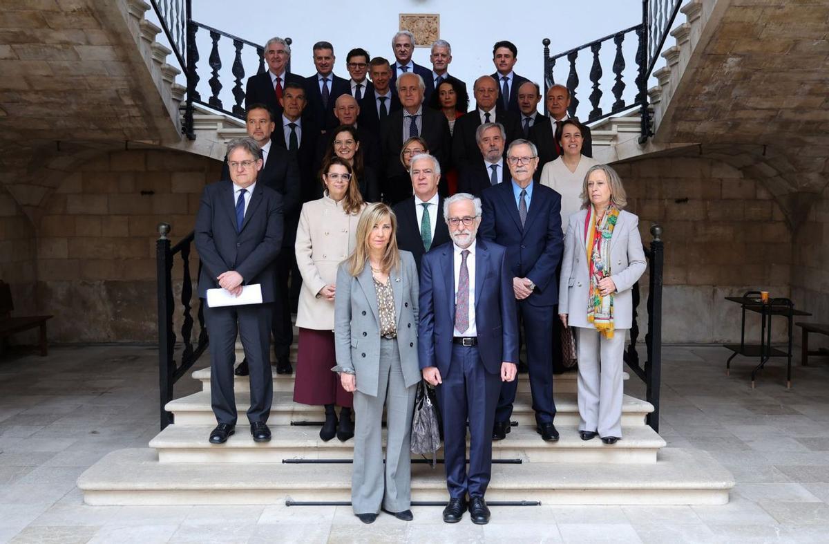 Delante, Isabel Perelló, presidenta del Tribunal Supremo y del Consejo General del Poder Judicial, y Carlos Gómez, presidente del Tribunal Superior de Justicia de Baleares, con el resto de presidentes, ayer, en Palma de Mallorca. Arriba, en el centro, quinto por la izquierda, el asturiano Jesús María Chamorro.  | EUROPA PRESS
