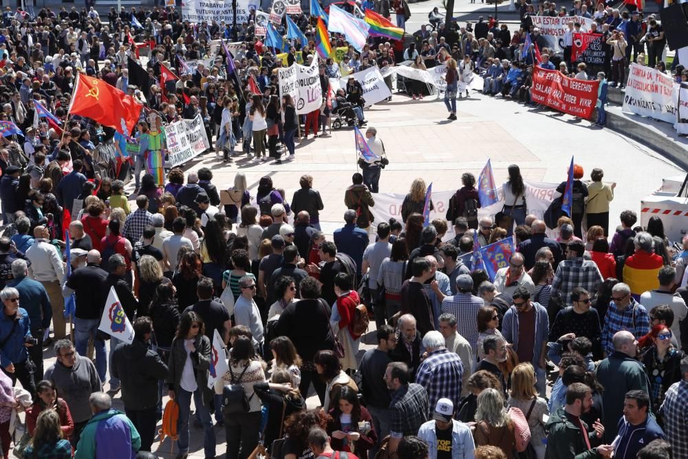 Los sindicatos minoritarios reclaman en Gijón políticas contra la precariedad