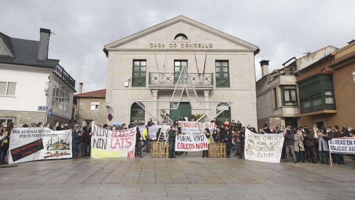 La manifestación comenzó y finalizó en la plaza del Concello de Cerdedo.