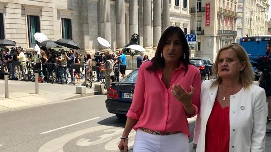 Las zamoranas Ana Sánchez y Mar Rominguera a las puertas del Congreso de los Diputados durante la sesión de investidura de Pedro Sánchez.