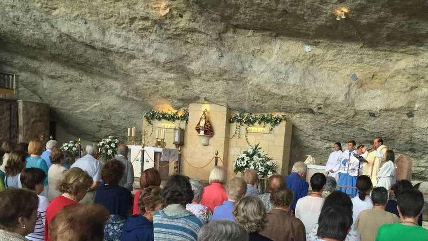 Novena, el año pasado, en el santuario de la Cueva.