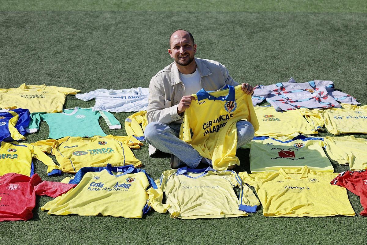 Galería | Las mejores imágenes de la espectacular colección de camisetas retro del Villarreal de Josep Cabrera