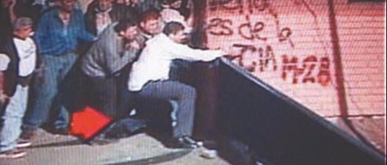 Richard Peñalver (en primer término, con camisa blanca) dispara desde el puente Llaguno el 11 de abril de 2002.