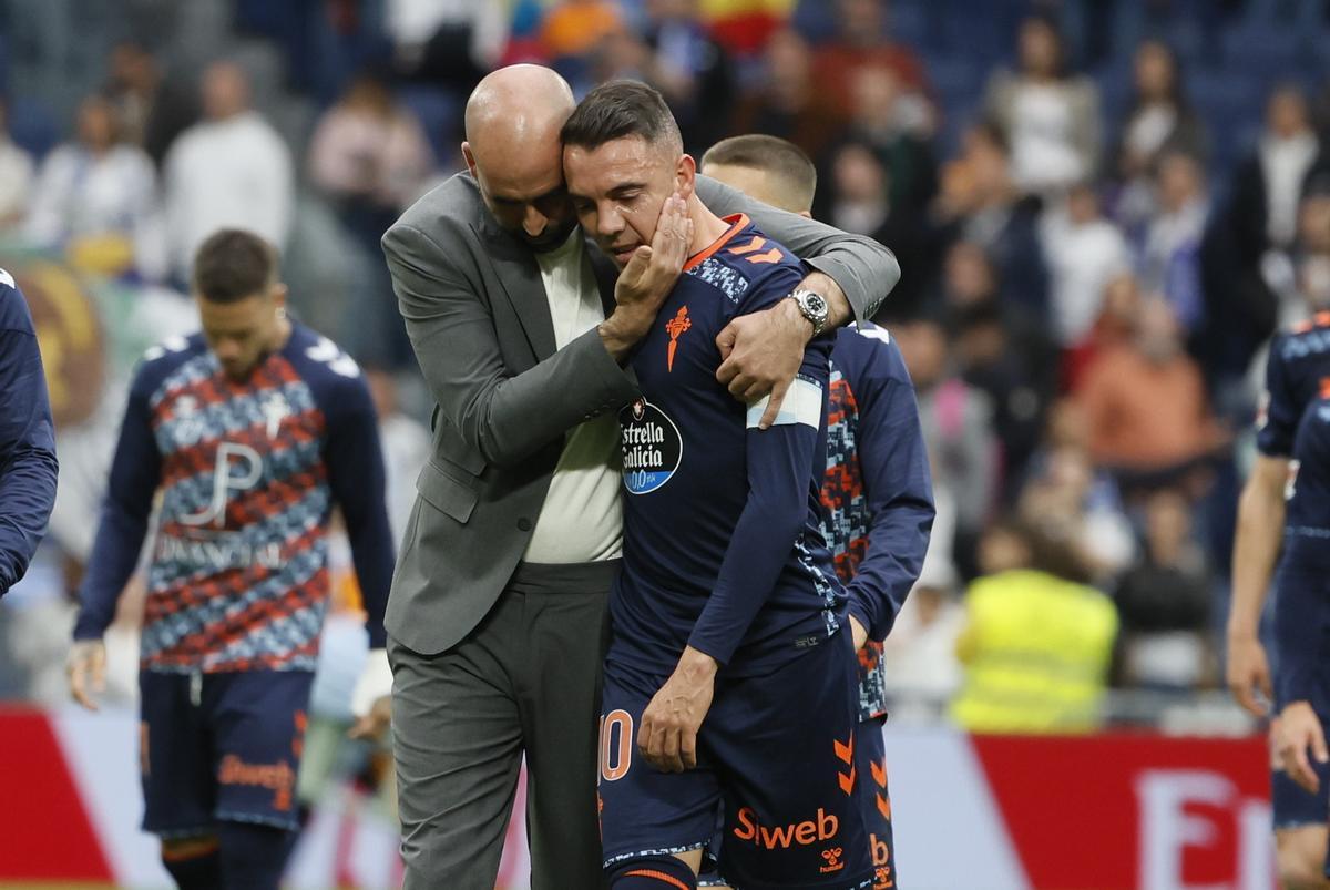 Claudio Giráldez abraza a Iago Aspas tras un partido en el Santiago Bernabéu