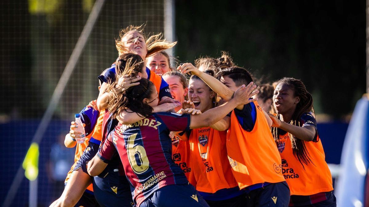 Las jugadoras del Levante se abrazan tras un gol en Buñol