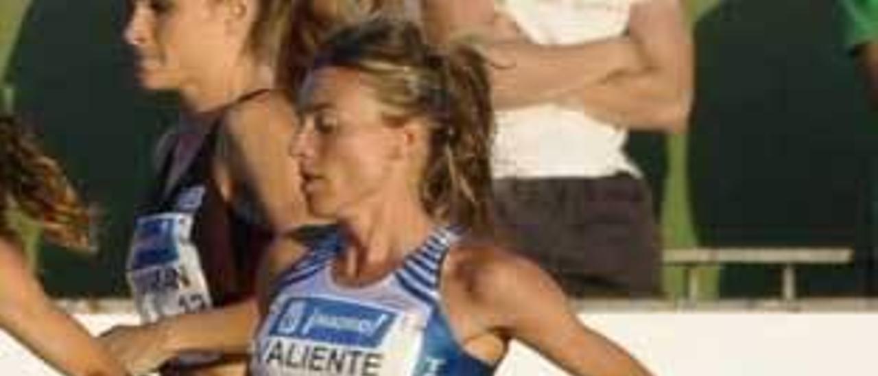 Beatriz Valiente, en plena competición de atletismo.